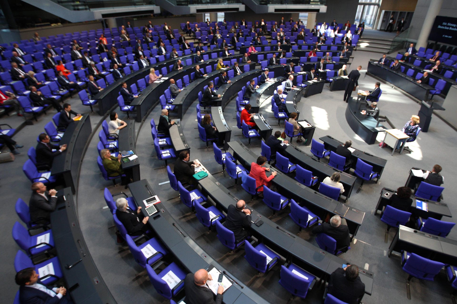 Auf den Stühlen zwischen den Abgeordneten steht "Bitte frei lassen!": Die 154. Sitzung im Deutschen Bundestag fand unter erschwerten Corona-Bedingungen statt.