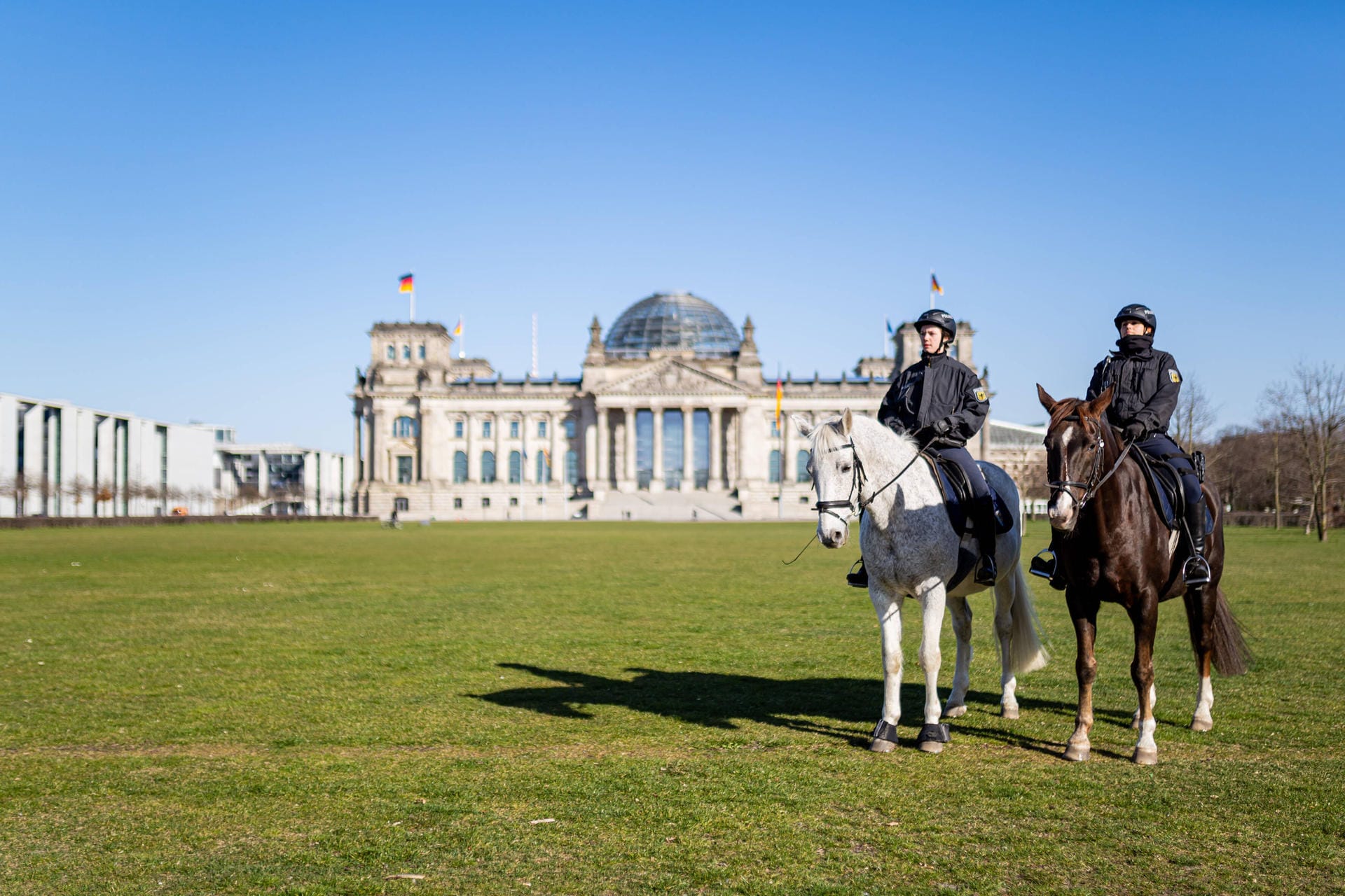 Die Reiterstaffel der Polizei Berlin: Sie patrouilliert auf dem Platz der Republik vor dem Reichstagsgebäude.