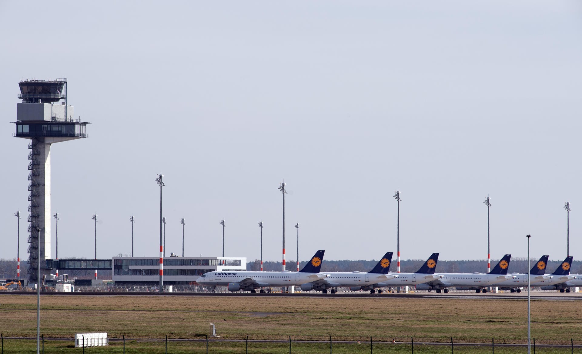 Maschinen der Fluggesellschaft Lufthansa stehen auf dem Areal des Hauptstadtflughafens Berlin-Brandenburg (BER) abseits der Start- und Landebahn: Die Fluggesellschaft nutzt freie Flächen für die derzeit nicht benötigten Flugzeuge.