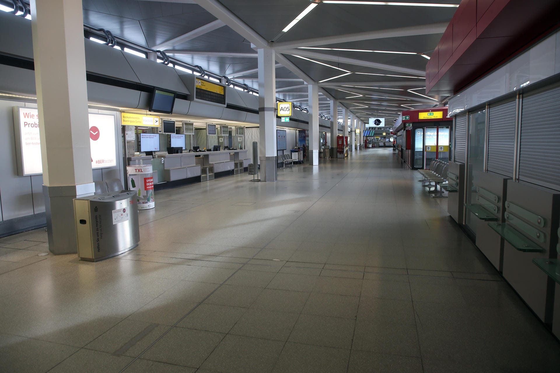Leere Gänge und Abfertigungsschalter im Terminal des Flughafens Berlin-Tegel: Vor der Corona-Krise standen hier regelmäßig zahlreiche Passagiere an.