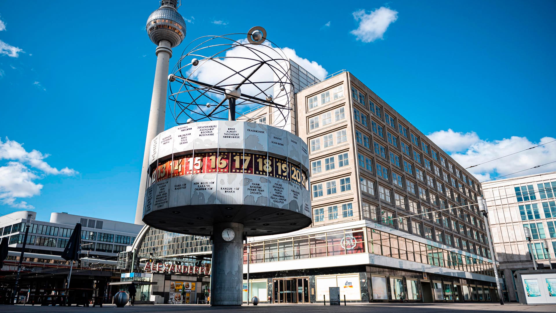 Der leere Alexanderplatz um die Weltzeituhr: Um die Ausbreitung des Coronavirus zu verlangsamen hat die Bundesregierung das öffentliche Leben erheblich eingeschränkt.