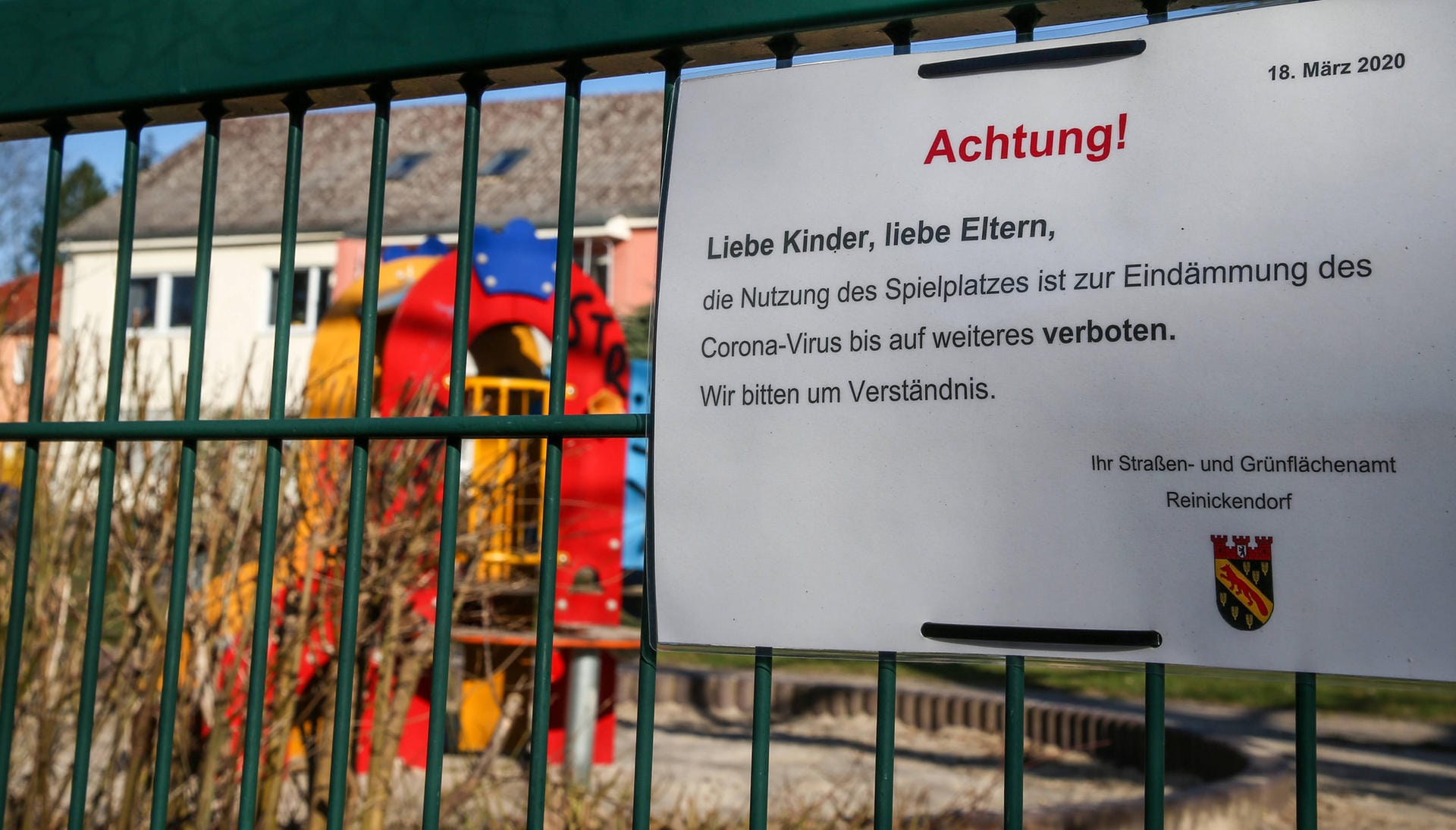 Ein gesperrter Spielplatz in Berlin-Reinickendorf: Die Bezirke gingen unterschiedlich mit der Schließung von Spielplätzen um.