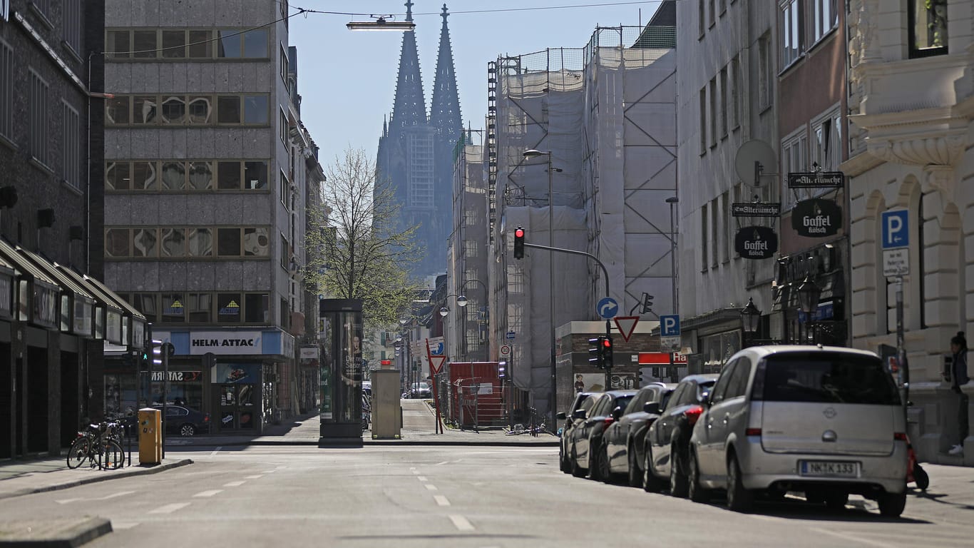 Köln: Eine Straße ist menschenleer. Zur Eindämmung des Coronavirus ist auch das öffentliche Leben in der Stadt heruntergefahren.
