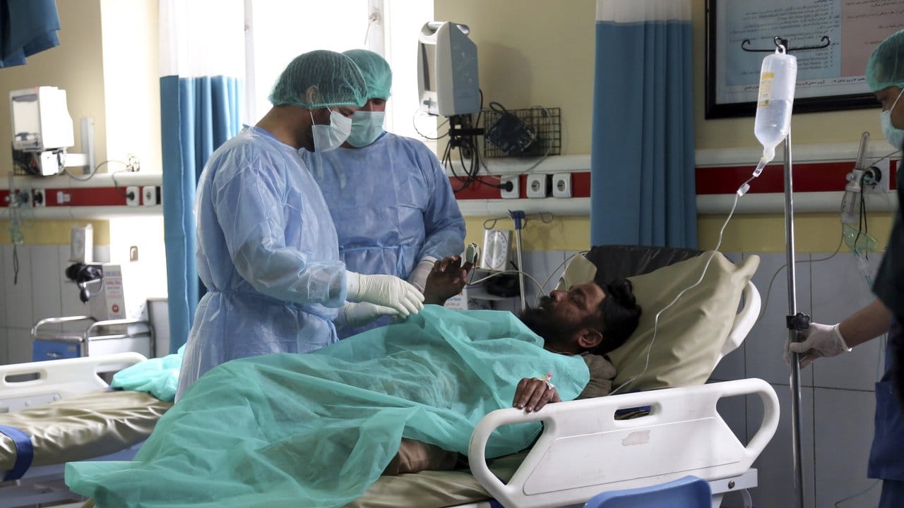 Ärzte kümmern sich in einem Krankenhaus um einen Verletzten, der bei einem Schusswechsel verwundet wurde.