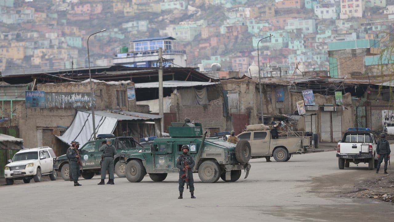 Die afghanische Polizei am Ort des Geschehens: ""Bislang haben wir keine Nachrichten aus dem Inneren.