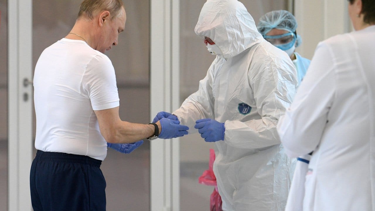Russlands Präsident Wladimir Putin (l), beim Besuch des Krankenhauses für Coronavirus-Patienten in der Siedlung Kommunarka vor Moskau.