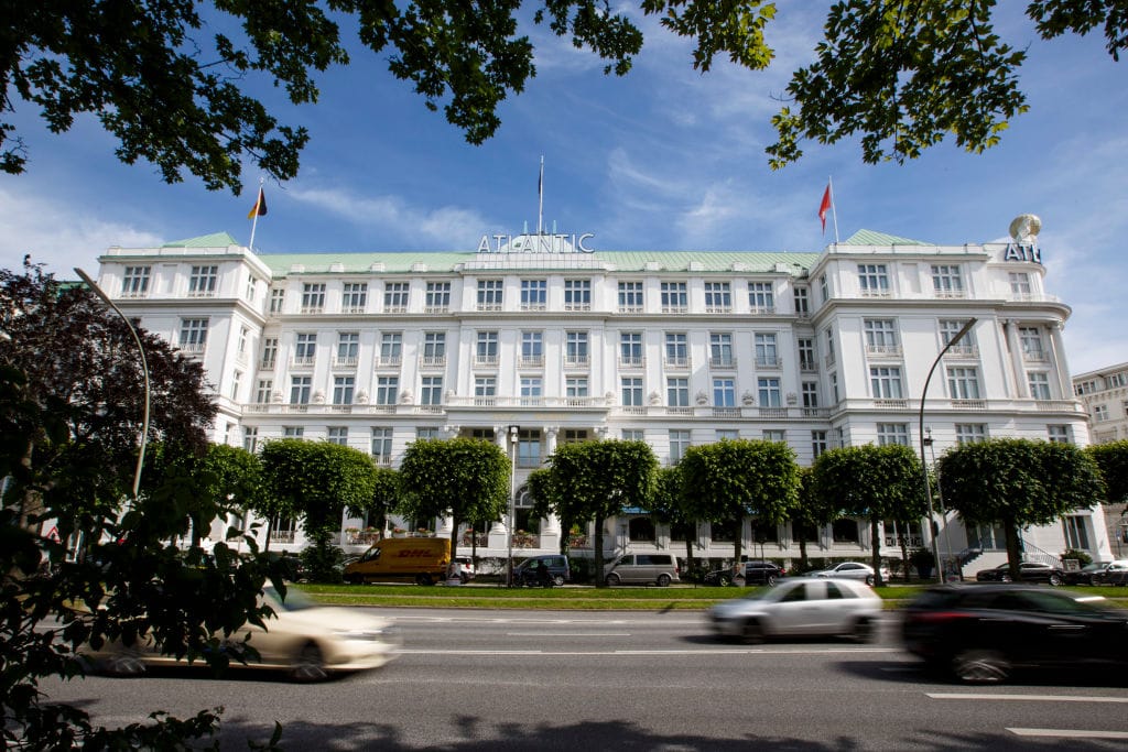 Das Hotel Atlantic Kempinski in Hamburg wurde im Jahr 1909 als Grand Hotel für die Passagiere der Hamburg-Amerika-Linie eröffnet. Seit dem 4. Oktober 2010 steht das Gebäude unter Denkmalschutz.