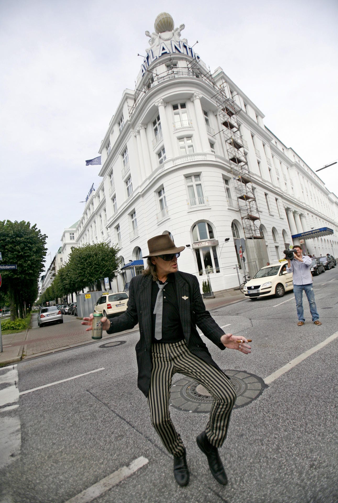 Der Sänger tanzt im Jahr 2008 vor einer Präsentation seines neuen Musikvideos zu dem Titel "Mein Ding" vor dem Hotel Atlantic in Hamburg.
