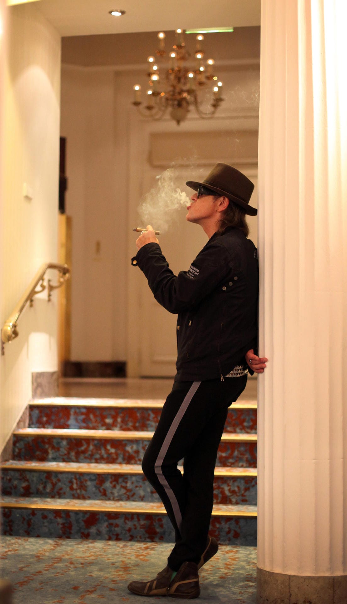 Angesichts der Coronavirus-Pandemie verließ der Sänger diesen Wohnsitz fürs erste. Er ist hier im Foyer des Hotels zu sehen.