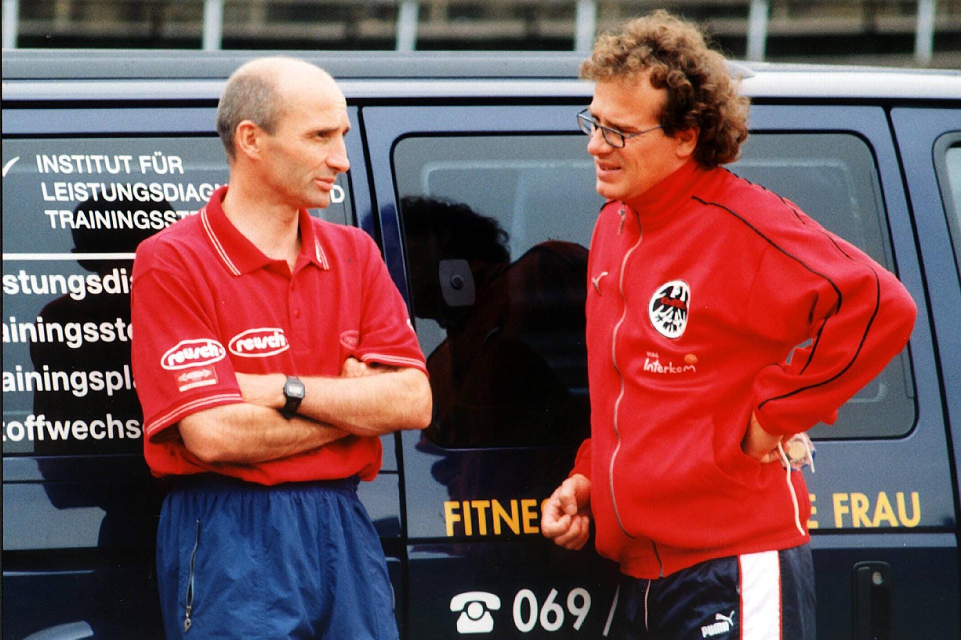 Horst Ehrmanntraut: Eine kuriose Maßnahme führte Horst Ehrmanntraut als Trainer von Eintracht Frankfurt durch. Er verbannte seinen Assistenten Bernhard Lippert vor den Spielen aus der Kabine, da dieser "negative Energien" ausstrahle.