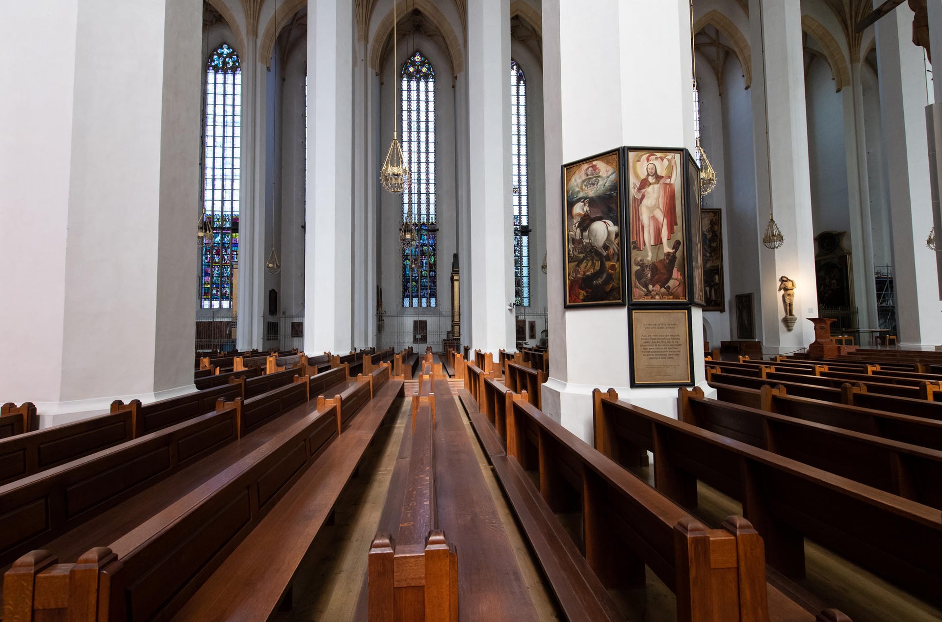 Frauenkirche in München: Leere Kirchenbänke, wohin das Auge reicht.