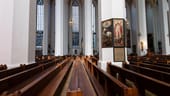 Frauenkirche in München: Leere Kirchenbänke, wohin das Auge reicht.