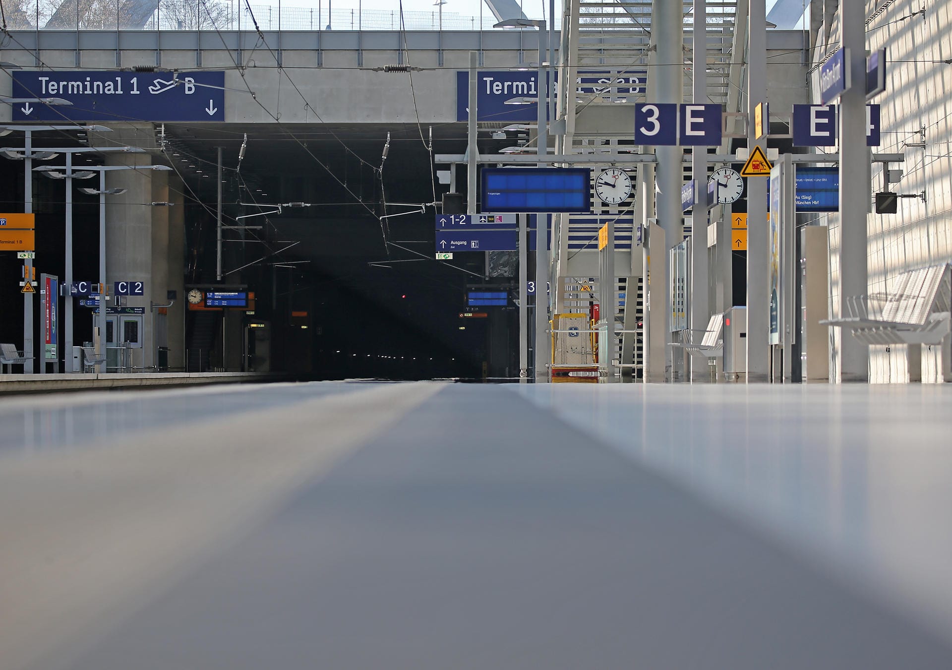 Der Bahnhof am Flughafen Köln Bonn: Auch hier sind keine Fahrgäste zu sehen.