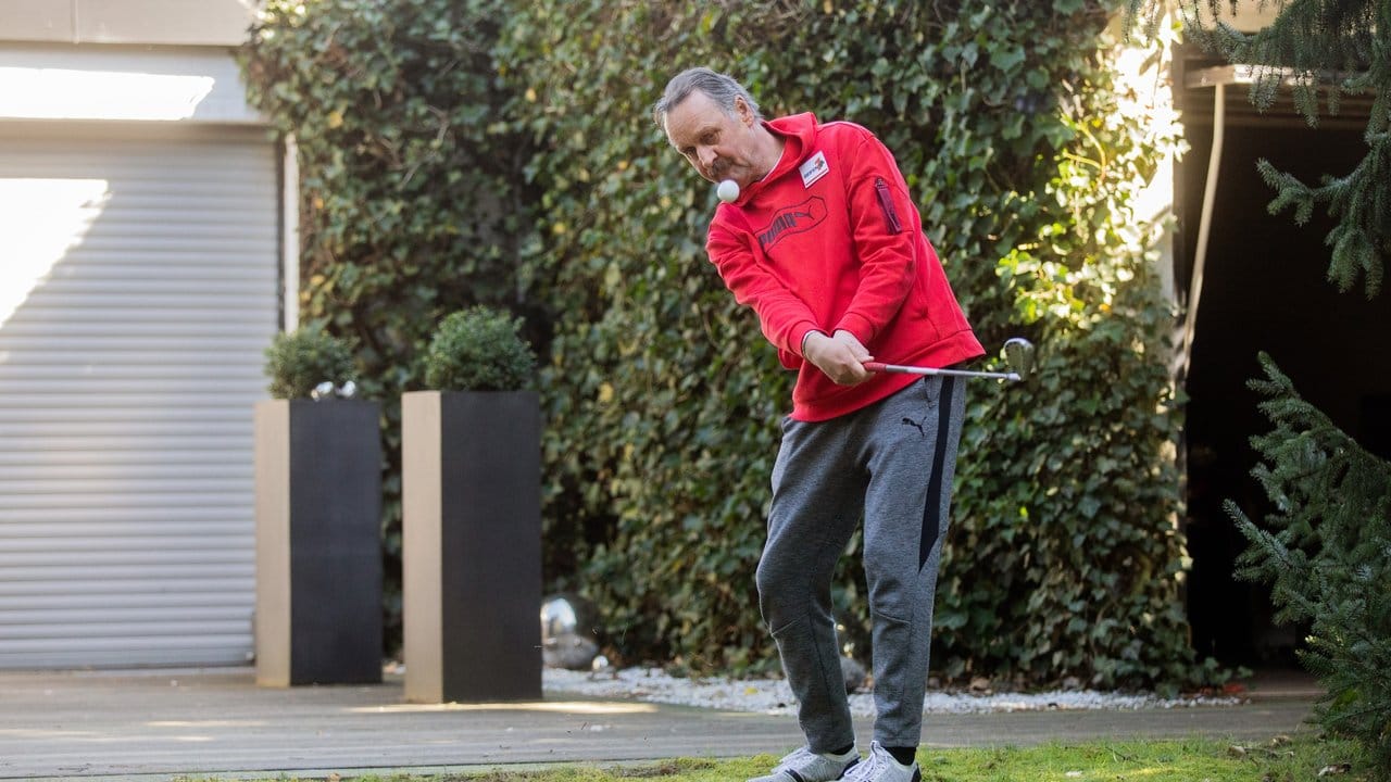 Peter Neururer übt in seinem Garten Golf.