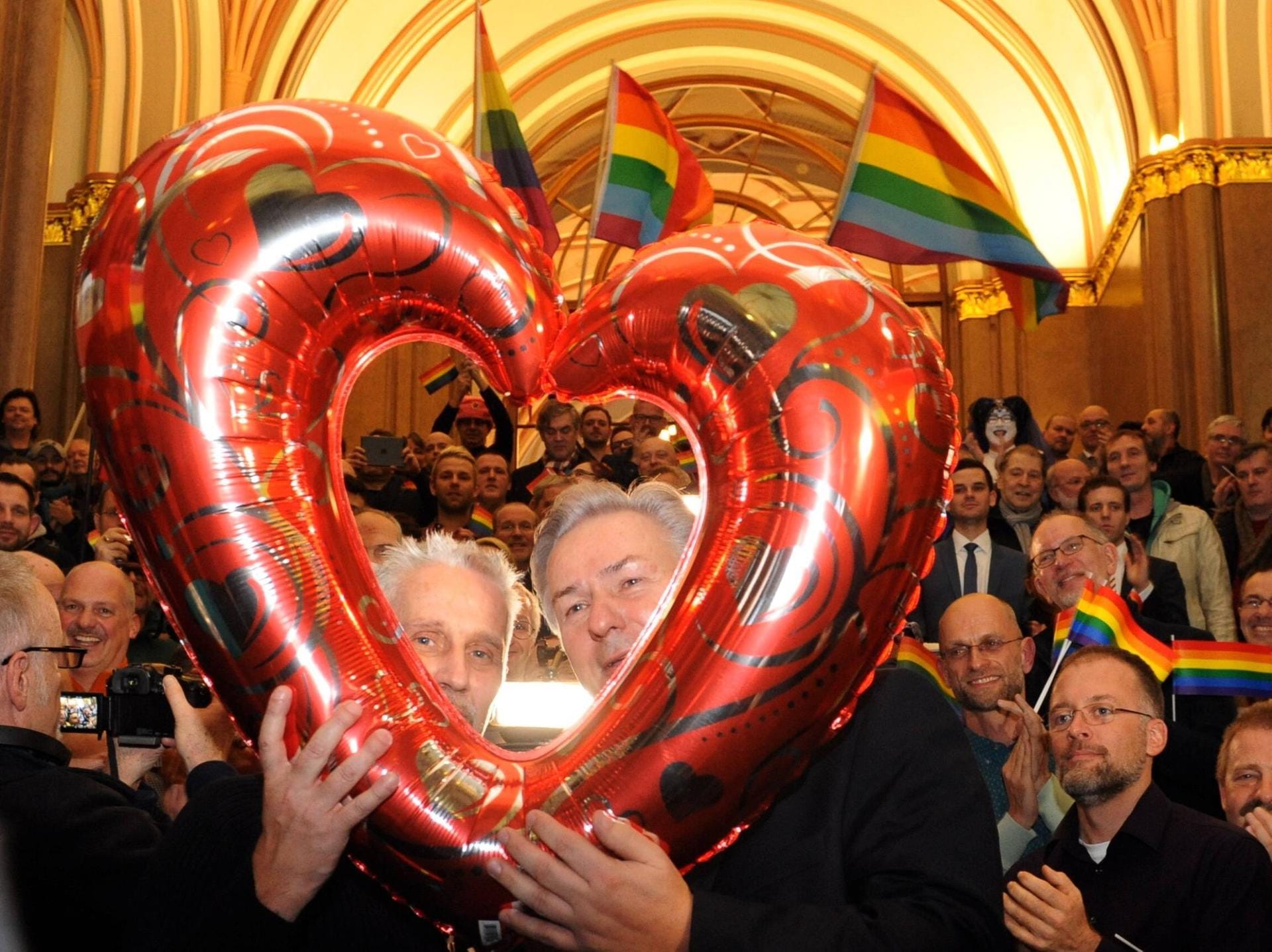 Verabschiedung von Klaus Wowereit im Jahr 2014: Der Berliner Lesben- und Schwulenverband organisierte eine große Party im Roten Rathaus.