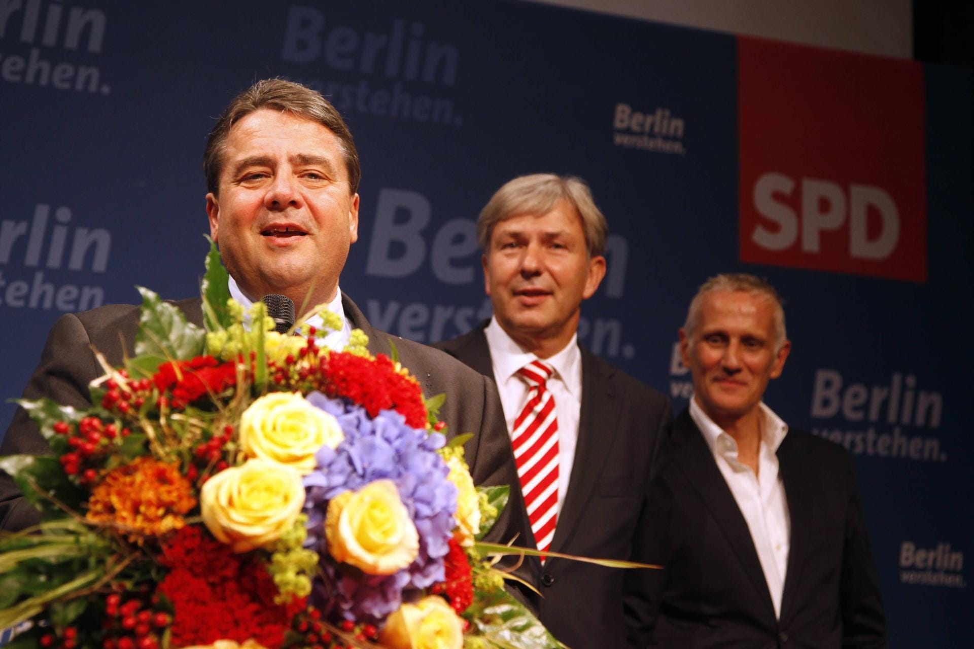 Wahlparty bei der SPD nach der Wahl zum Berliner Abgeordnetenhaus im Jahr 2011: Sigmar Gabriel, Klaus Wowereit und sein Lebensgefährte Jörn Kubicki.