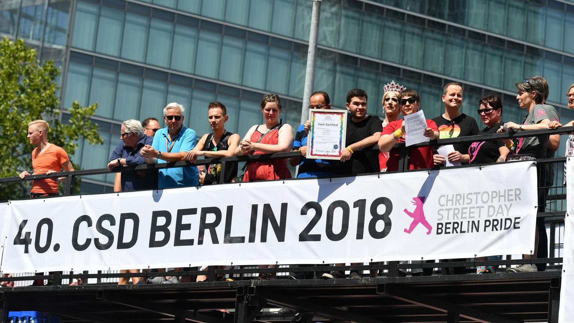 Klaus Wowereit mit Lebenspartner Jörn Kubicki auf einem offenen Wagen beim Christopher Street Day 2018 in Berlin