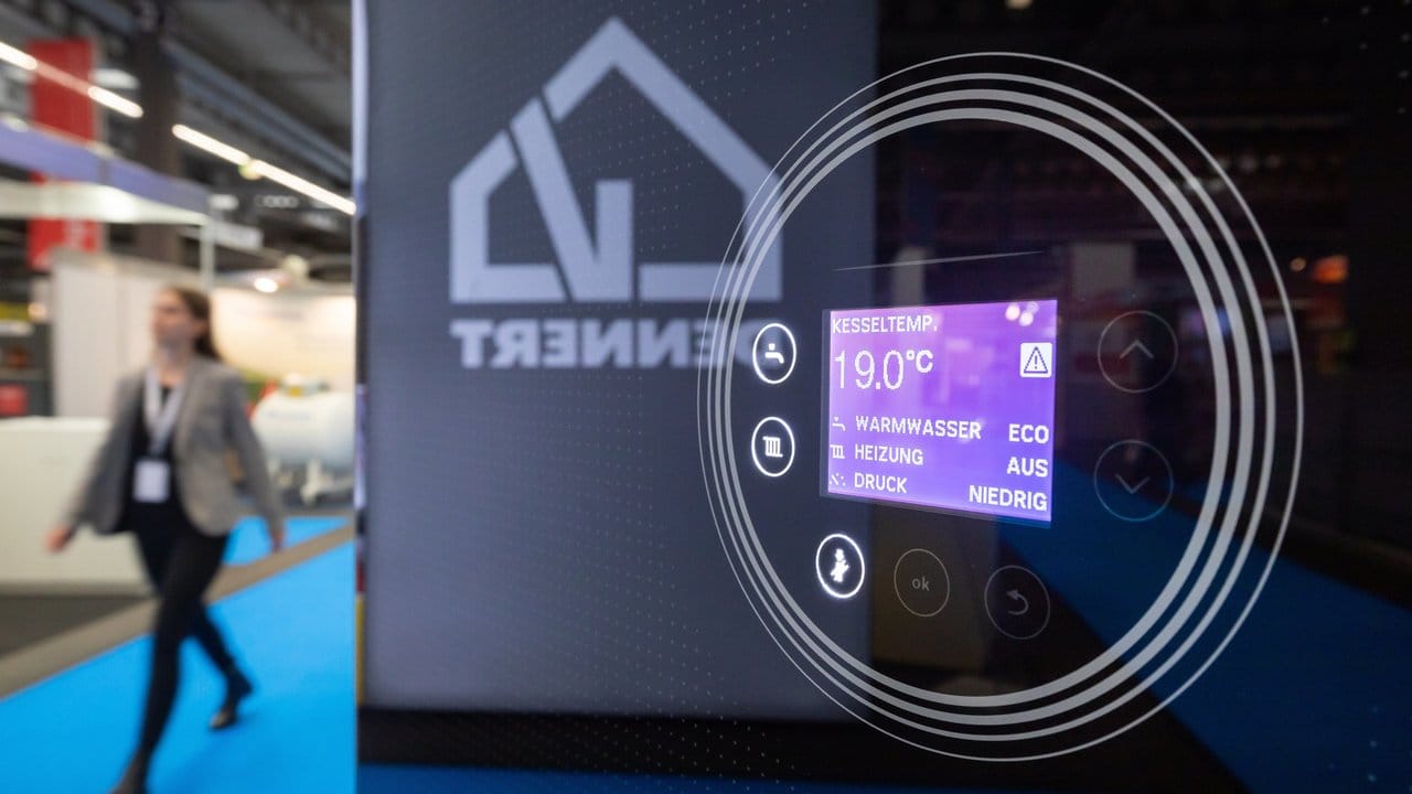 Moderne Gas-Brennwertheizung mit Speicher: Wer auf aktuelle Technik umsteigt, bekommt für diesen freiwilligen Austausch mehr Fördergeld vom Staat. Moderne Gas-Brennwertheizung mit Speicher: Wer auf aktuelle Technik umsteigt, bekommt für diesen freiwilligen Austausch mehr Fördergeld vom Staat.