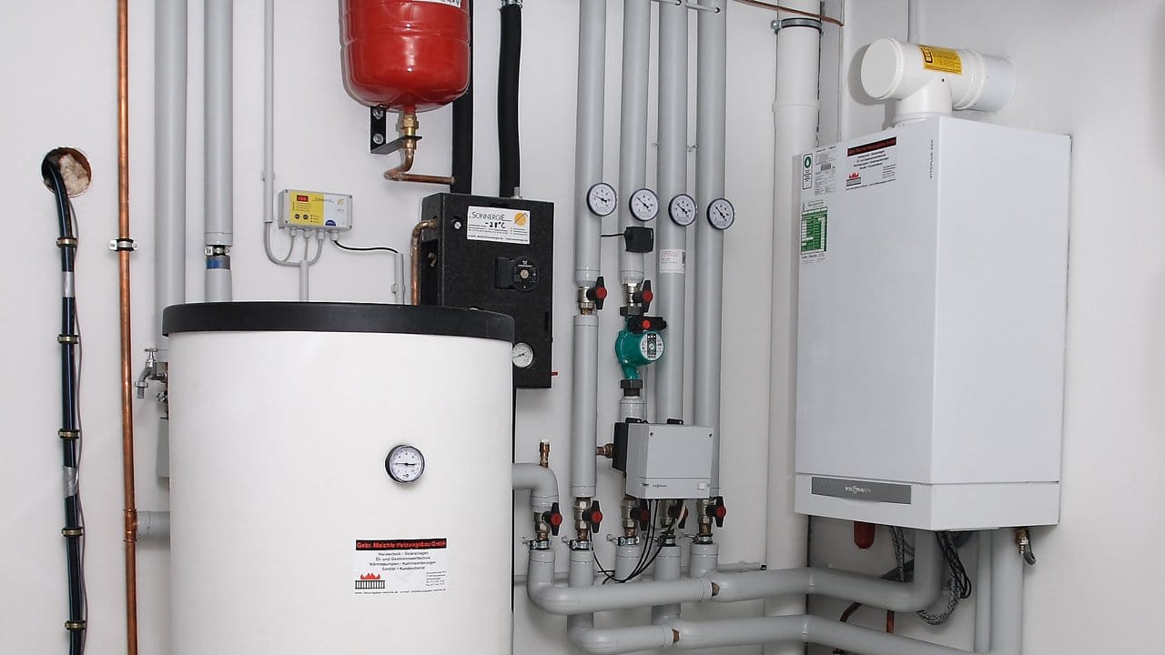 Häufig wird die Gas-Brennwertheizung mit einer Solarthermieanlage kombiniert. Häufig wird die Gas-Brennwertheizung mit einer Solarthermieanlage kombiniert.