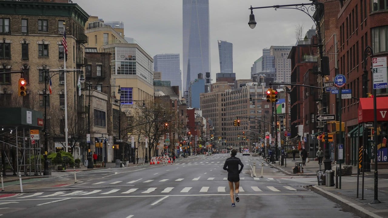 Ein Jogger rennt auf der nahezu menschenleeren 7th Avenue in New York.
