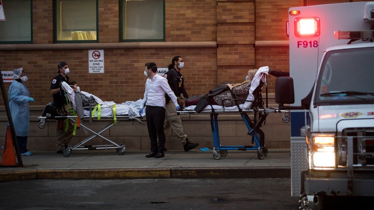 Patienten werden in das Krankenhaus "Maimonides Medical Center" im New Yorker Stadtteil Brooklyn verlegt.