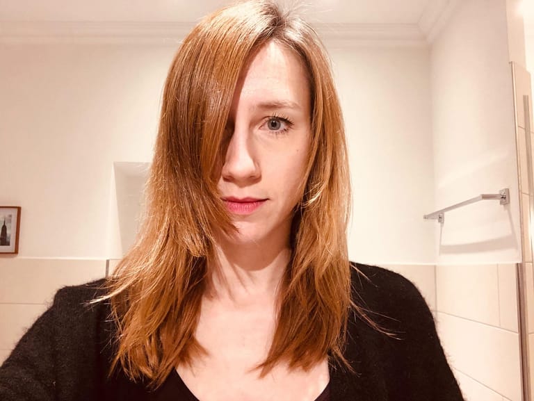 Kämmen Sie Ihre Haare mit einem Kamm möglichst gleichmäßig.