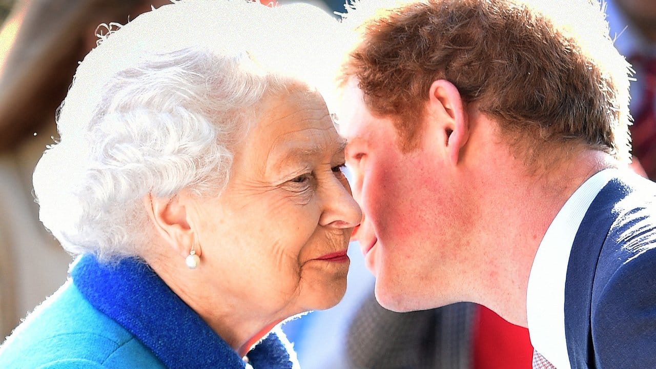 Die Queen und ihr Enkel Prinz Harry 2015 in London.