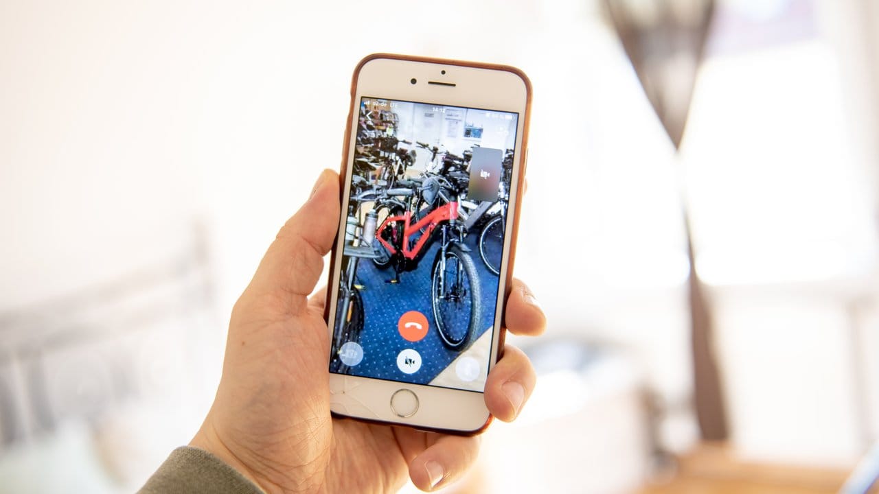 Einkaufsbummel mit dem Handy: Beratung und Verkaufsgespräch führen einige Fahrradhändler nun mit einem Video-Chat.
