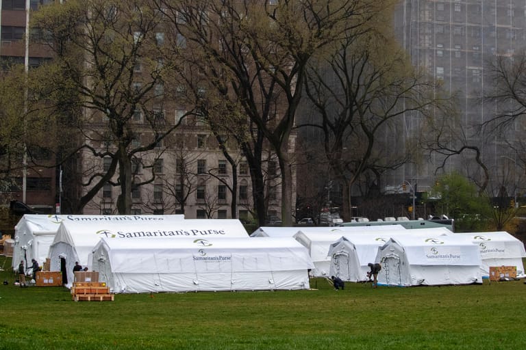 Auch im Central Park wurde ein provisorisches Krankenhaus aufgebaut, um der Masse der Erkrankten irgendwie Herr zu werden. Donald Trump denkt derweil ebenfalls am 24. März darüber nach, wie das Osterfest aussehen könnte: "Ich würde das Land gerne zu Ostern wieder öffnen. Wäre es nicht schön, wenn die Kirchen rappelvoll wären?"