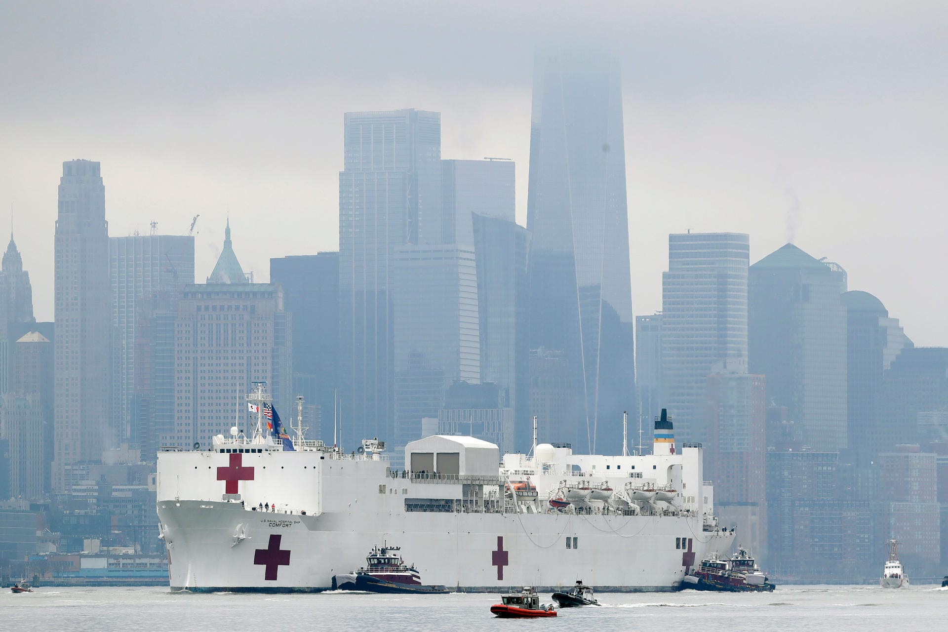 Das Lazarettschiff "USNS Comfort" läuft in New York City ein, um die Krankenhäuser zu entlasten. Die Ausbreitung des Corona-Virus hat auch schwere wirtschaftliche Folgen. Donald Trump sagt am 24, März: "Das Heilmittel darf nicht schlimmer sein als die Krankheit."
