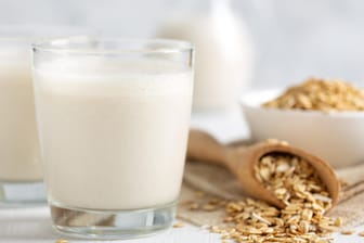 Hafermilch: Für den Milchersatz benötigen Sie nur wenige Zutaten.