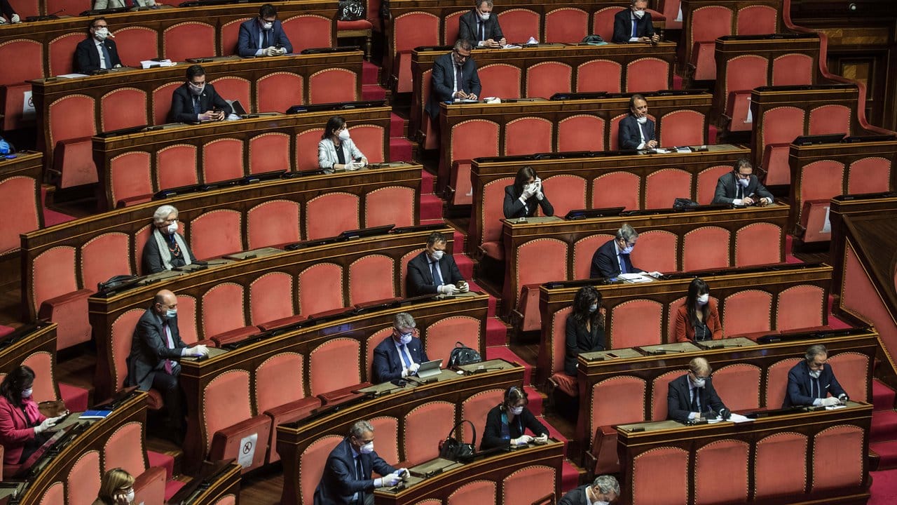 Abgeordnete sitzen unter Einhaltung eines Sicherheitsabstandes im italienischen Parlament. Abgeordnete sitzen unter Einhaltung eines Sicherheitsabstandes im italienischen Parlament.