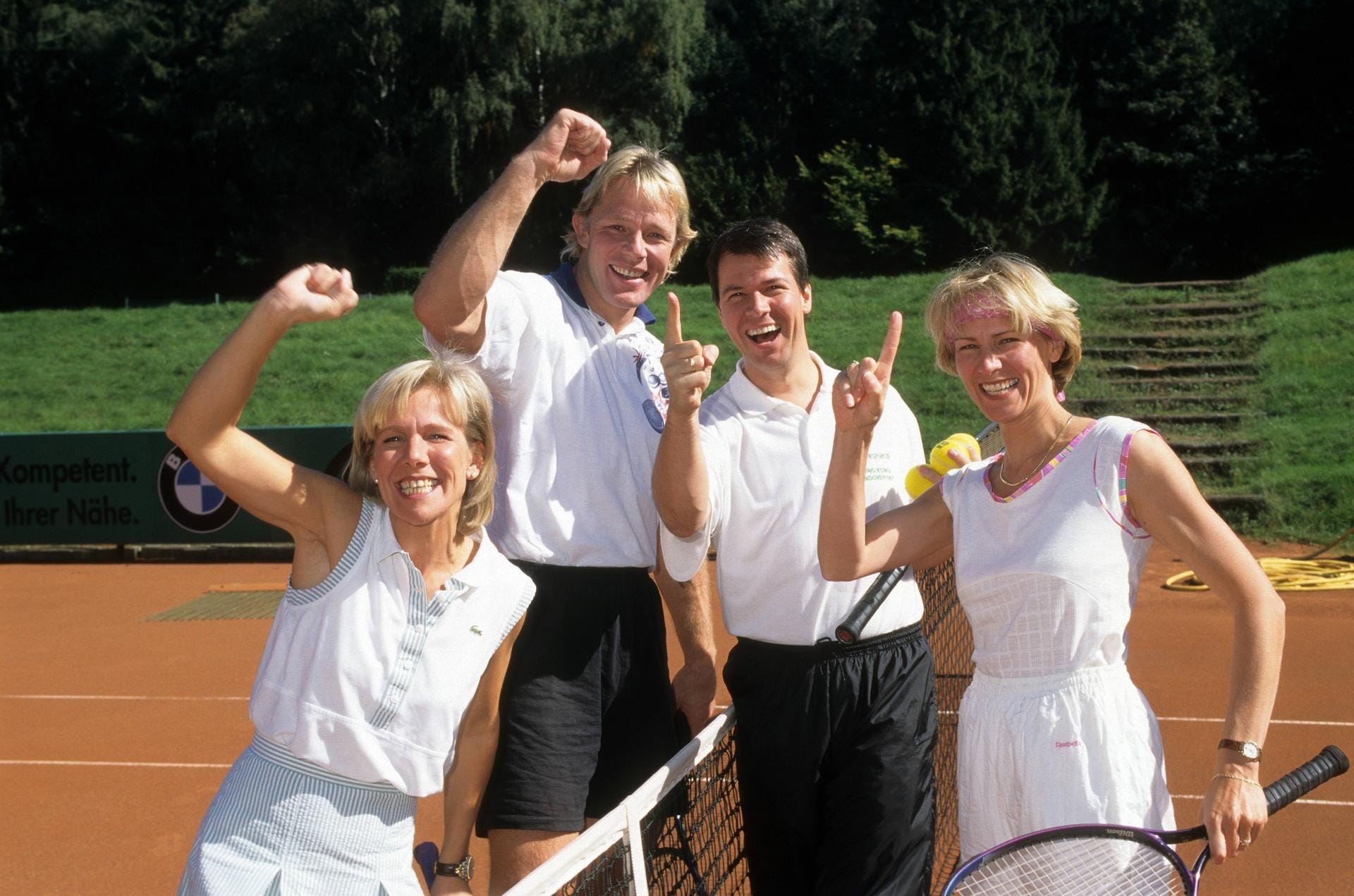 1996: RTL-Nachrichtensprecher beim Tennis – Ulrike von der Groeben (links) mit Ehemann Alexander von der Groeben, Peter Kloeppel mit Ehefrau Carola Kloeppel.