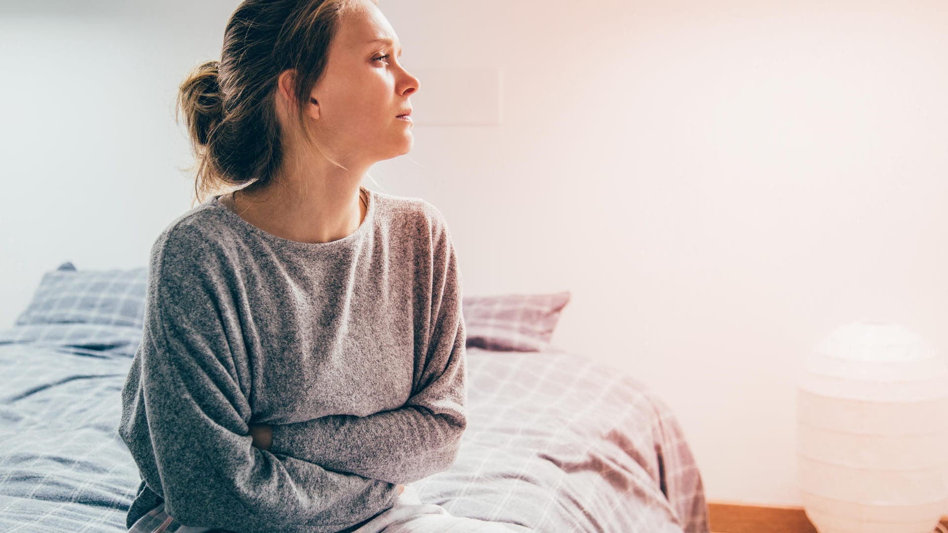 Irrtum 2: "MS äußert sich durch Schübe": Nicht immer verläuft MS ausschließlich in Schüben. Meist beginnt die Erkrankung jedoch mit einem schubförmigen Verlauf. Eine Attacke kann dann einige Tage bis mehrere Wochen dauern. Zudem gibt es einen chronisch-fortschreitenden Verlauf. Nach einer von Patient zu Patient unterschiedlich langen Zeit mit Schüben schreitet die Multiple Sklerose dann kontinuierlich fort und die Symptome nehmen zu.
