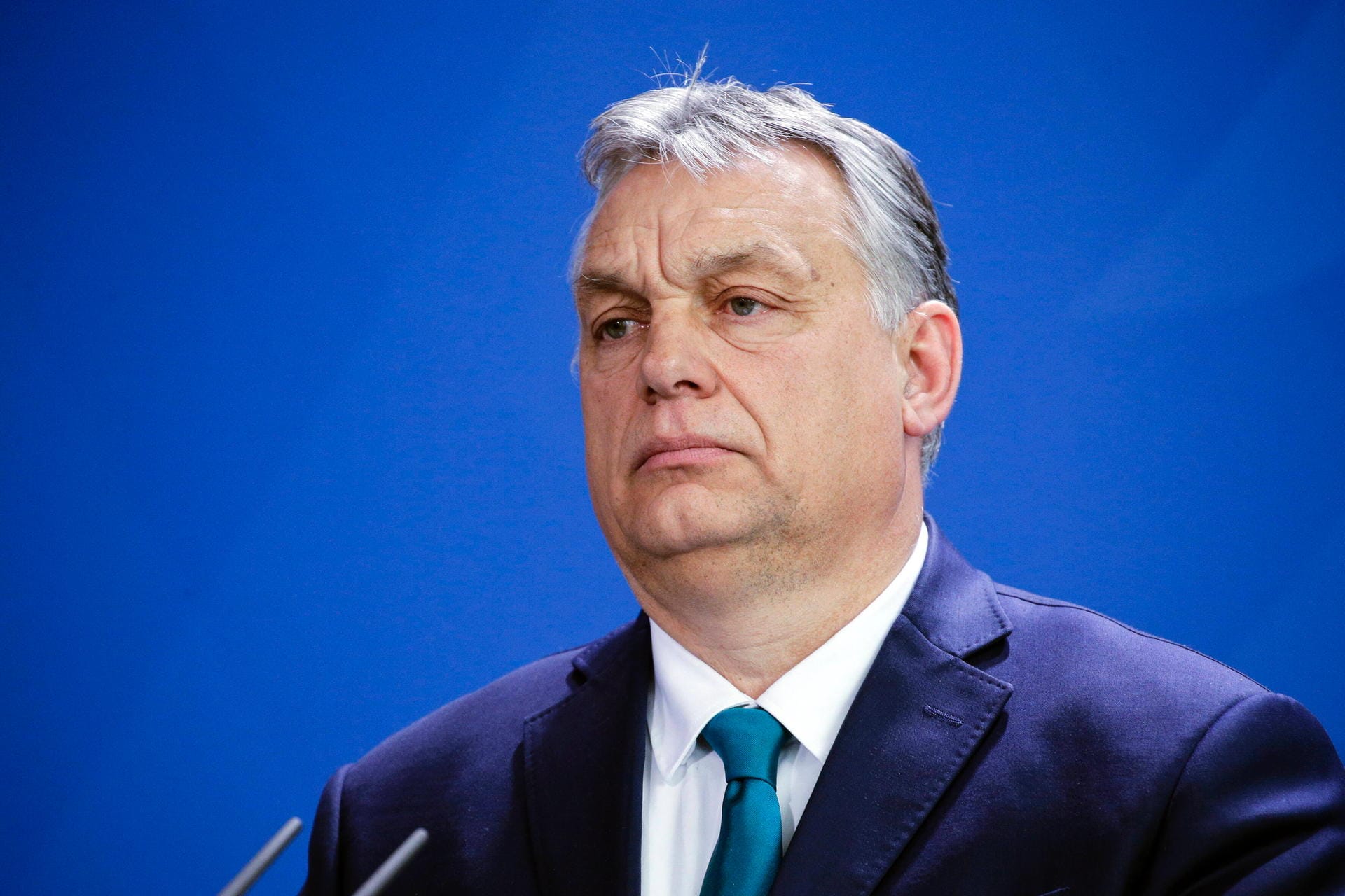 Viktor Orban: Der ungarische Ministerpräsident hat das Notstandsgesetz in Kraft gesetzt. Dieses hatte im In- und Ausland große Besorgnis ausgelöst, zumal Orban schon in den bisherigen zehn Jahren seiner Amtszeit zu einem autoritären Durchregieren neigte. Kritiker sprachen von einer Art "Ermächtigungsgesetz".