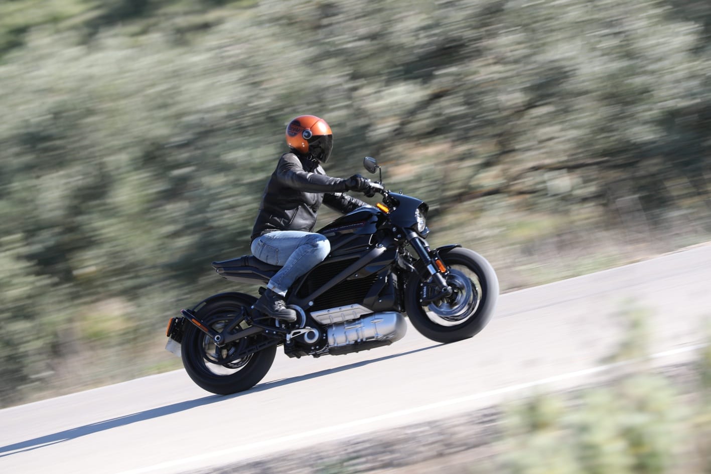 Harley-Davidson LiveWire: Leider sehr teuer, aber optisch und technisch überzeugt die erste Elektro-Harley (105 PS) auf ganzer Linie. Strom soll es beim Harley-Händler gratis geben. Preis: ab 32.995 Euro.