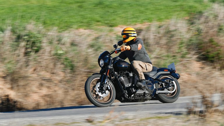 Harley-Davidson Low Rider S: Die neue sportliche Softail hämmert mit ihrem großem "Milwaukee-Eight" V-Twin (93 PS) fette 155 Nm auf die Straße. Preis: ab 19.795 Euro.
