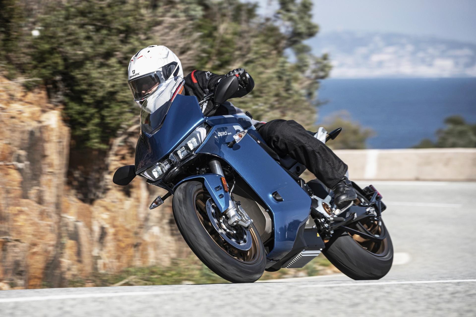 Zero SR/S: Der kalifornische E-Motorrad-Pionier Zero Motorcycles schickt sein Naked Bike SR/F jetzt auch als verkleidete Tourenmaschine (110 PS) an die Ladesäule. Preis: ab 23.740 Euro.