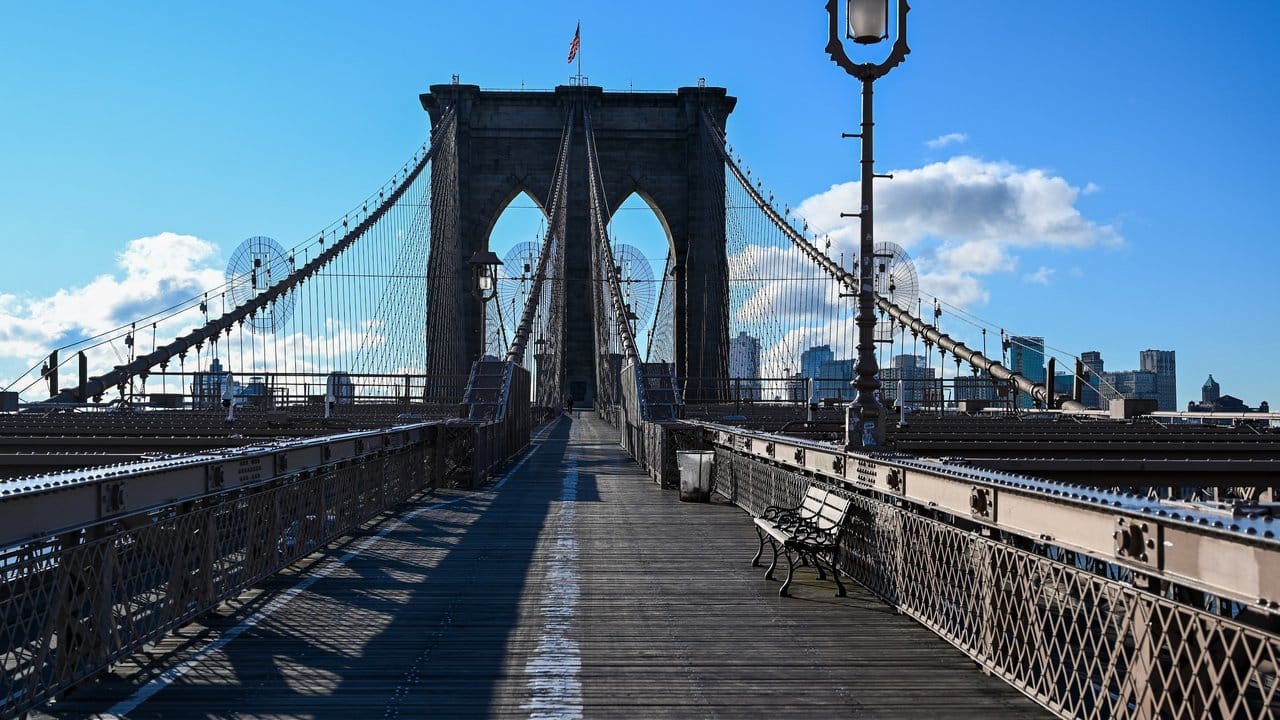 Die Brooklyn Bridge in New York ist nahezu menschenleer.