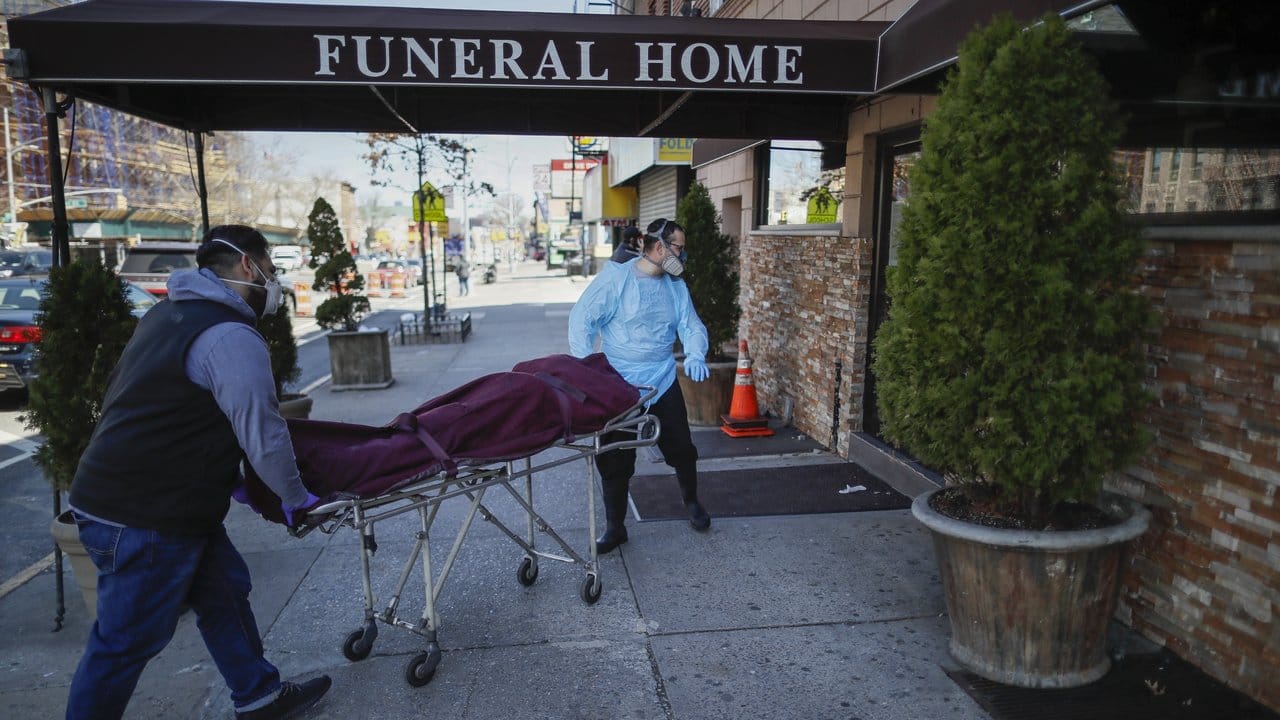 Mitarbeiter bringen eine Leiche in ein Bestattungsinstitut im New Yorker Stadtteil Brooklyn.