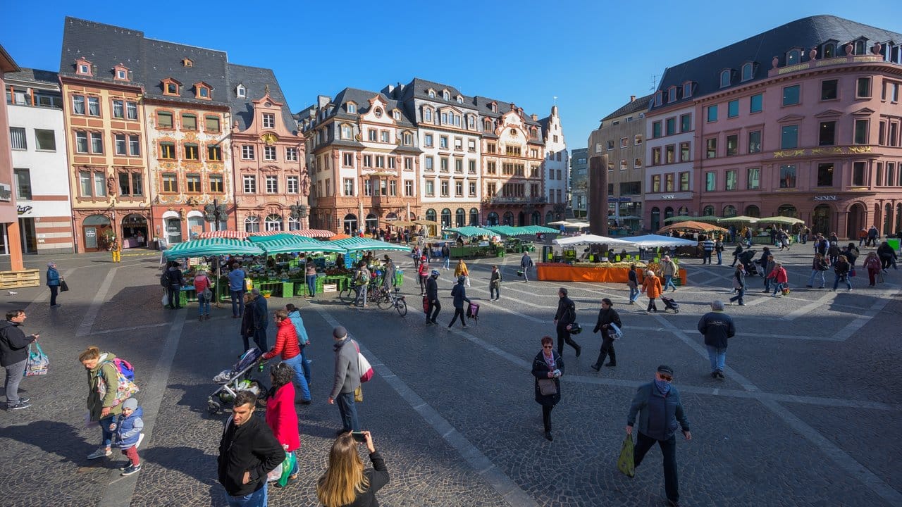 Auf dem Mainzer Domplatz sind die Marktstände mit großen Abständen zueinander aufgebaut worden.