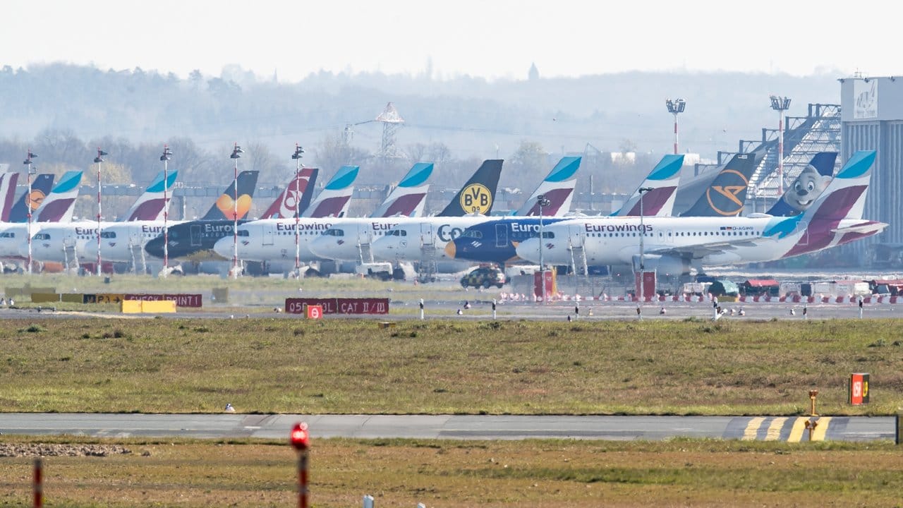 Am Düsseldorfer Flughafen herrscht zum Beginn der Osterferien normalerweise Hochbetrieb - in diesem Jahr stehen die meisten Flieger still.