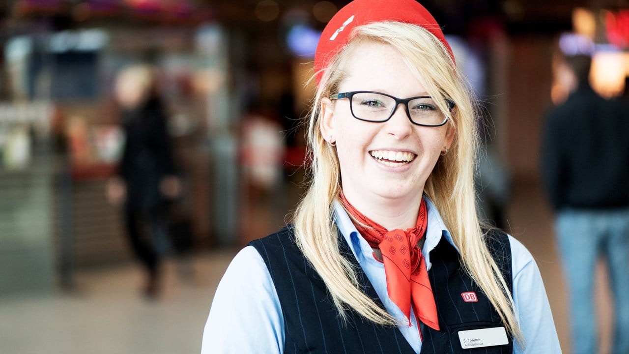 Unverkennbare Dienstkleidung: Sarah Thieme macht bei der Deutschen Bahn eine Ausbildung zur Kauffrau für Verkehrsservice.