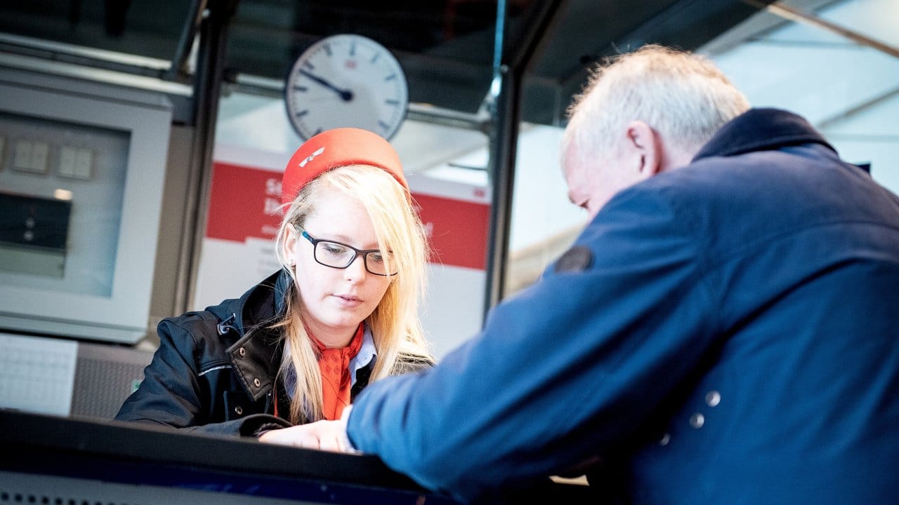 Haben Reisende Fragen zu ihrer Verbindung oder ihren Tickets ist Sarah Thieme zur Stelle.