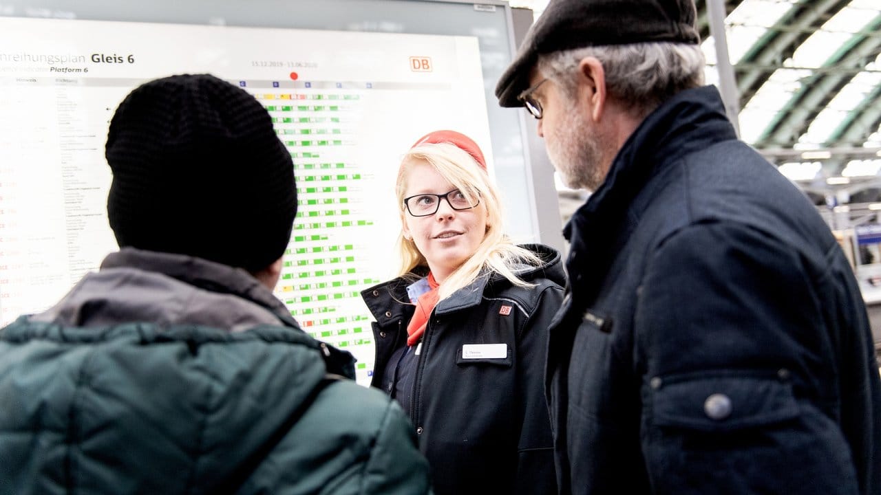 Auf Fragen zur Wagenreihung hat Sarah Thieme als angehende Kauffrau für Verkehrsservice eine Antwort.