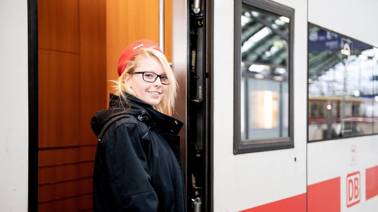 Auch in den Zügen ist Sarah Thieme für die Fahrgäste da: Die 20-Jährige ist im zweiten Jahr ihrer Ausbildung zur Kauffrau für Verkehrsservice.