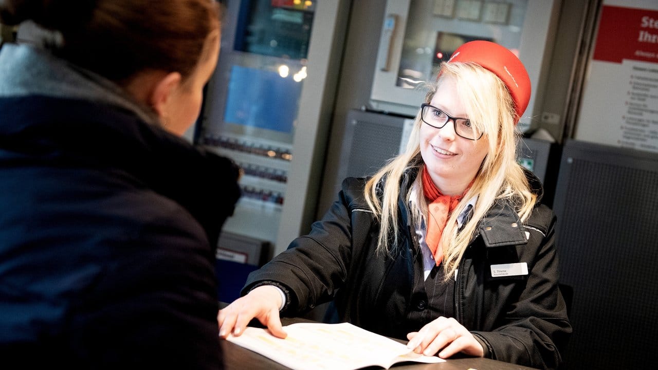 Hilfsbereitschaft und eine Portion Humor sind gefragt: Sarah Thieme berät als angehende Kauffrau für Verkehrsservice die Kunden der Deutschen Bahn.