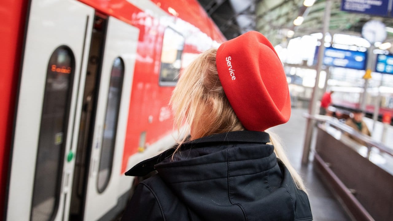 Kaufleute für Verkehrsservice betreuen Kunden nicht nur am Info-Schalter.