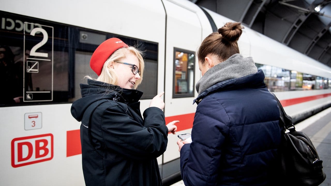 In welchem Abschnitt ist der reservierte Sitzplatz? Sarah Thieme, angehende Kauffrau für Verkehrsservice bei der Deutschen Bahn, gibt den Reisenden am Bahnsteig Auskunft.