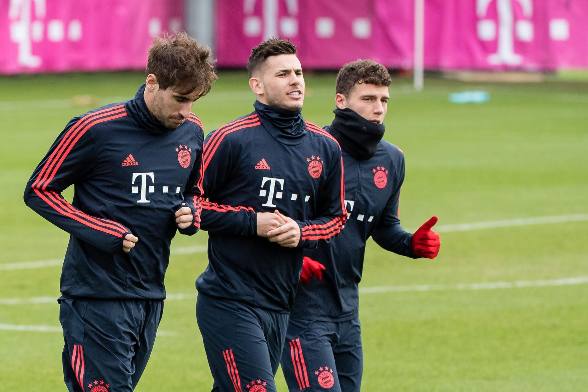 Die Stars des FC Bayern trainieren von diesem Montag an wieder auf dem Vereinsgelände – in Kleingruppen und unter strengsten Auflagen. Klicken Sie sich durch unsere Fotoshow.